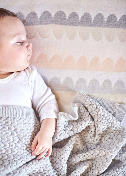 Uimi Molly Double Sided Small Scallop Merino Blanket. Size: Cot. Colour: Salt